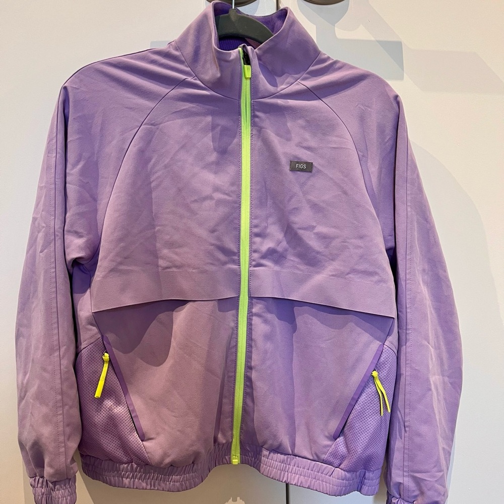 Figs Sydney Performance Scrub Jacket - XS / Lavender Dew